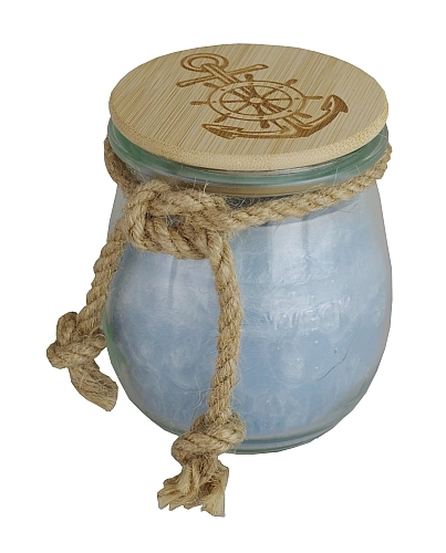 Eine maritime in ein Weckglas gegossene pastellblaue Kerze mit dekorativem Sisalseil und eingebranntem Anker im Bambusdeckel