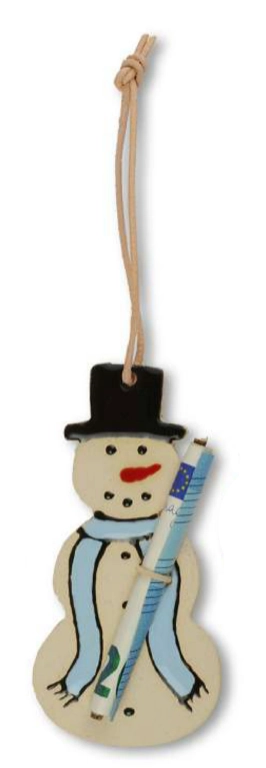 Eine Geldgeschenkverpackung aus Ton in Form eines Schneemanns mit blauem Schal und angebrachtem Geldschein