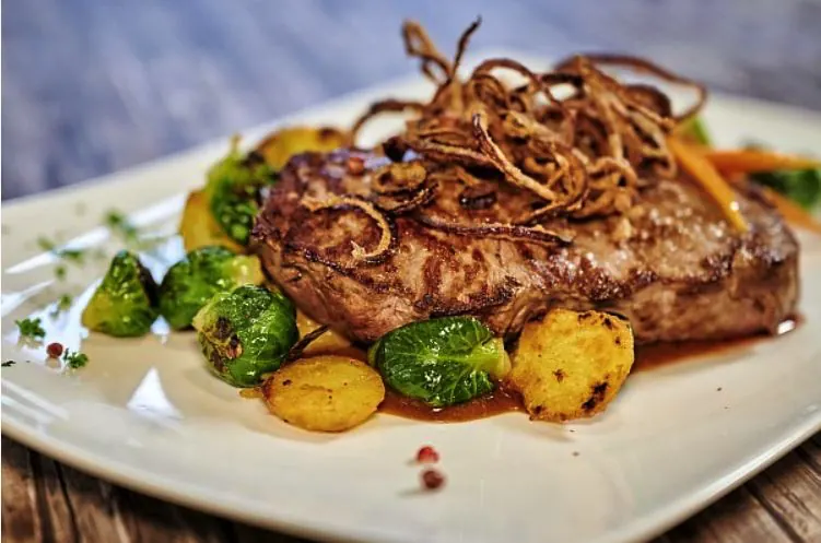 Steak mit Bratkartoffeln und Rosenkohl