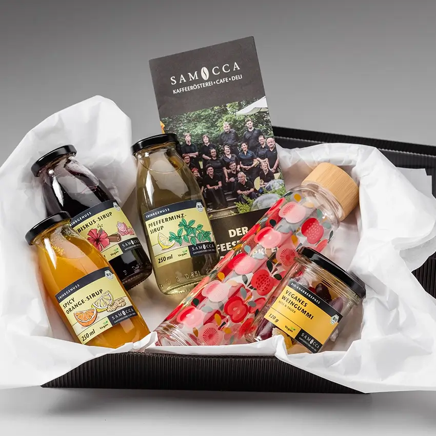 Geschenkkorb mit den entsprechenden Produkten und einer SAMOCCA Broschüre
