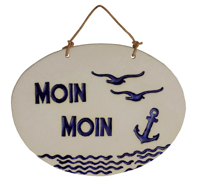Weißes ovales Tonschild mit blauer Aufschrift "Moin Moin" mit maritimen Symbolen