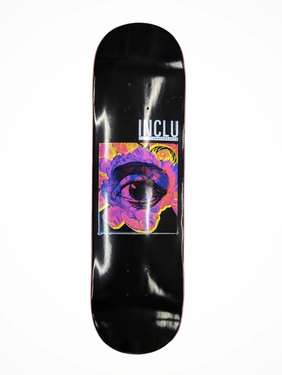 schwarzes Skateboard Deck mit Ausschnitt eines Auge