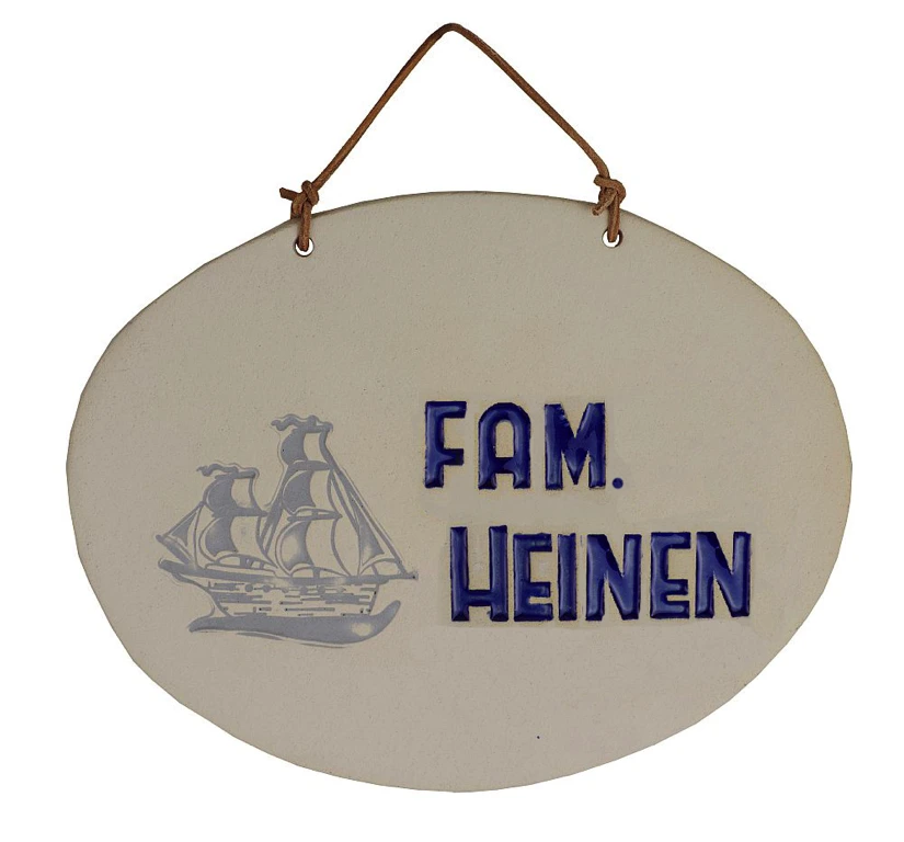 Weißes ovales Tonschild mit blauer Aufschrift "Fam. Heinen" mit Ankersymbol