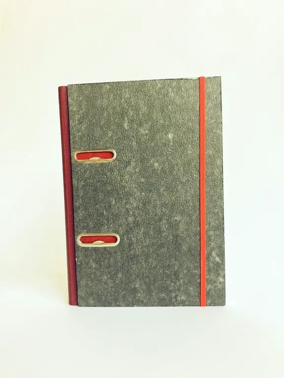 graues Notizbuch mit rotem Verschlussgummi