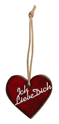 Ein Herzanhänger mit diagonal verlaufener Aufschrift "Ich liebe Dich" in Serifschrift an einer Kordelschnur