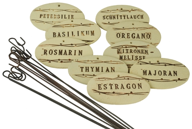 Ovale helle Tonschilder mit Beschriftung verschiedener Kräuter mit Anbringungsmetall