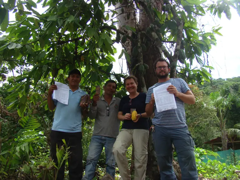 4 Personen vor Kakaoanbaugebiet 