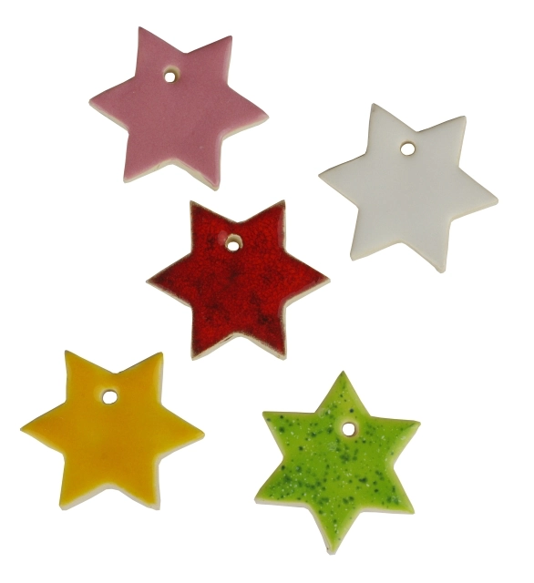 Kleine dekorative Anhänger in Sternenform aus Ton und bunter Glasur 
