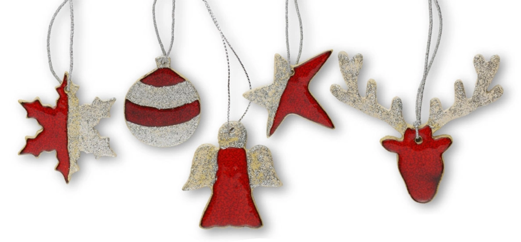 Weihnachtliche dekorative Anhänger aus Ton mit rot-silberner Glasur