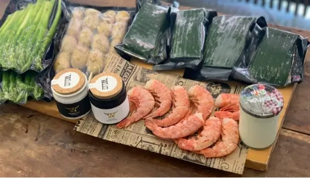 Grillpaket mit Shrimps, Gewürzen, Fisch und Spargel