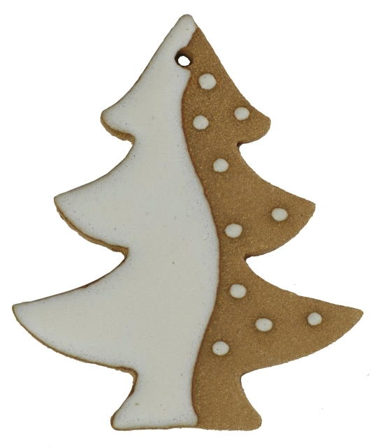 Dekorativer Anhänger aus braunem Ton in Form eines Tannenbaums mit halber weißer Glasur, halber Schneetupfer-Glasur