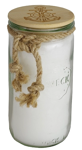 Eine maritime in ein Weckglas gegossene weiße Kerze mit dekorativem Sisalseil und eingebranntem Anker im Bambusdeckel