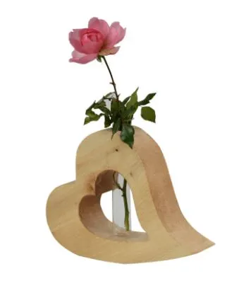 Herzvase aus Holz mit Rose in Glasvase
