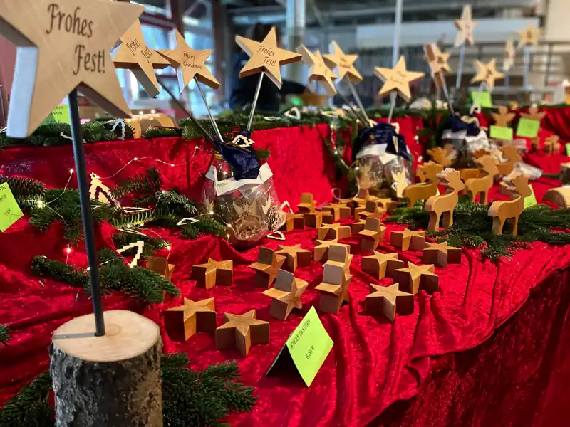 Weihnachtsmarktstand mit Holzsternen