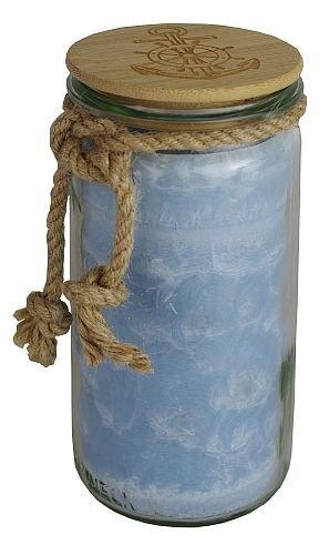Eine maritime in ein Weckglas gegossene pastellblaue Kerze mit dekorativem Sisalseil und eingebranntem Anker im Bambusdeckel