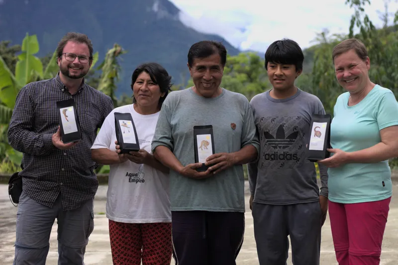 Kaffeeanbau-Team präsentiert Produkt in Händen